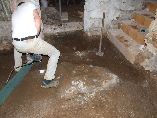 Felssprengung in einem Hauskeller